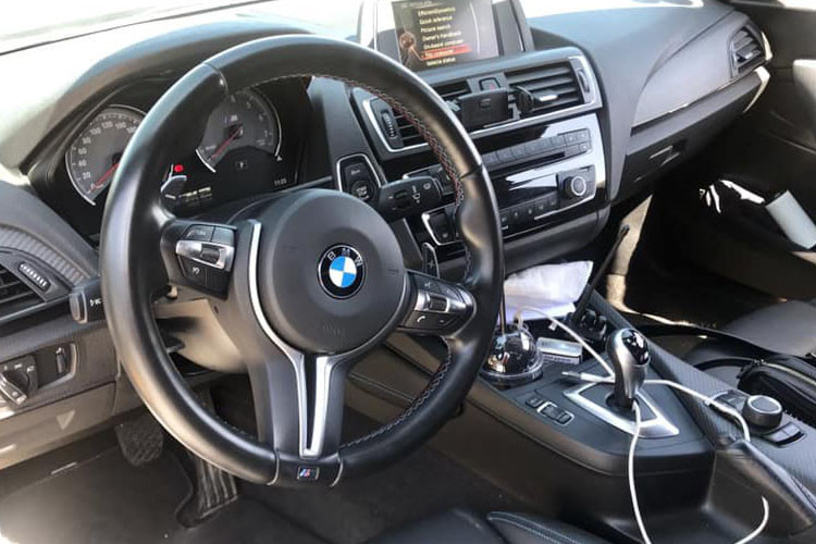 Bên trong xe trang bị đầy đủ màn hình giải trí, hệ thống loa Harman Kardon, ghế ngồi bọc da với đường chỉ màu xanh dương, cửa xe được ốp carbon và Alcantara, đèn LED Ambient bên trong nội thất có màu cam, vô-lăng thể thao,...