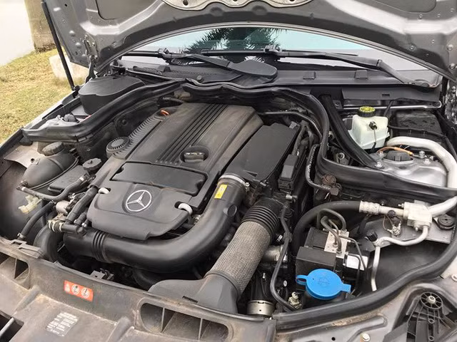 Động cơ nguyên bản trên chiếc C250 2012 còn khá mới. Mercedes-Benz C250 thế hệ này vẫn được trang bị động cơ phun nhiên liệu trực tiếp CGI, 4 xy-lanh, dung tích 1.8L, sản sinh công suất tối đa 184 mã lực, mô-men xoắn cực đại 270Nm. Xe sử dụng hộp số tự động 7G-TRONIC PLUS.