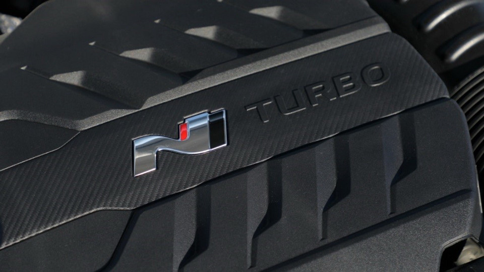 Veloster N 2019 sử dụng khối động cơ tăng áp 4 xy-lanh dung tích 2.0L với hai tùy chọn sức mạnh: 250 mã lực và mô-men xoắn 353 Nm ở tùy chọn tiêu chuẩn và gói Performance cho sức mạnh 275 mã lực.