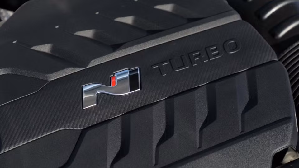 Veloster N 2019 sử dụng khối động cơ tăng áp 4 xy-lanh dung tích 2.0L với hai tùy chọn sức mạnh: 250 mã lực và mô-men xoắn 353 Nm ở tùy chọn tiêu chuẩn và gói Performance cho sức mạnh 275 mã lực.