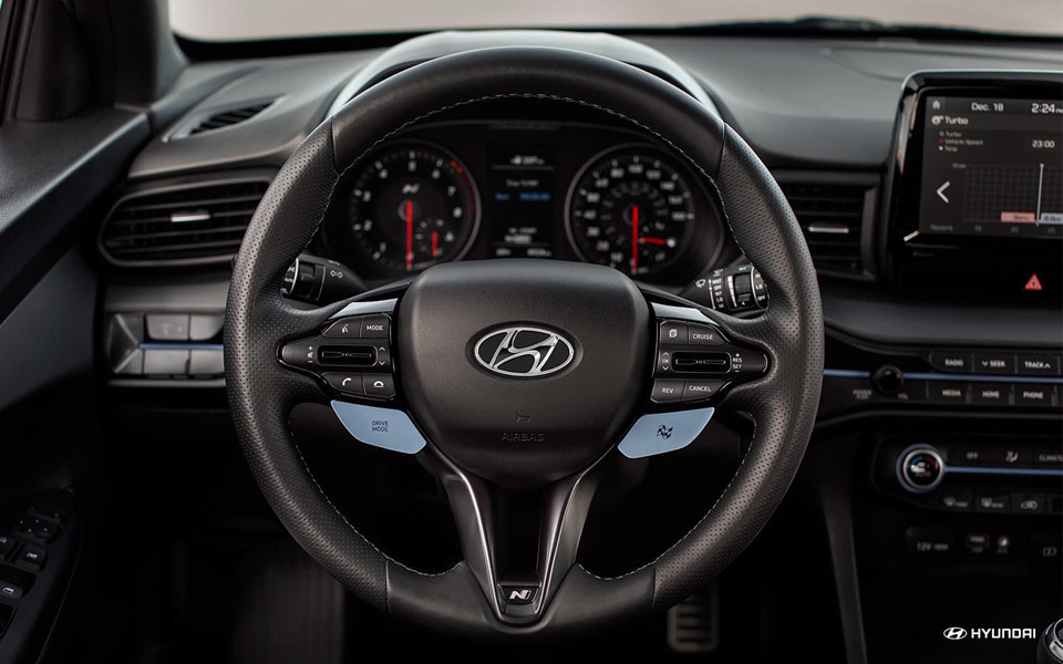 Công nghệ an toàn nổi bật của Veloster N gồm hệ thống phanh tự động khẩn cấp, kiểm soát hành trình thích ứng, hỗ trợ giữ làn đường, cảnh báo điểm mù và cảnh báo tình trạng buồn ngủ của người lái.