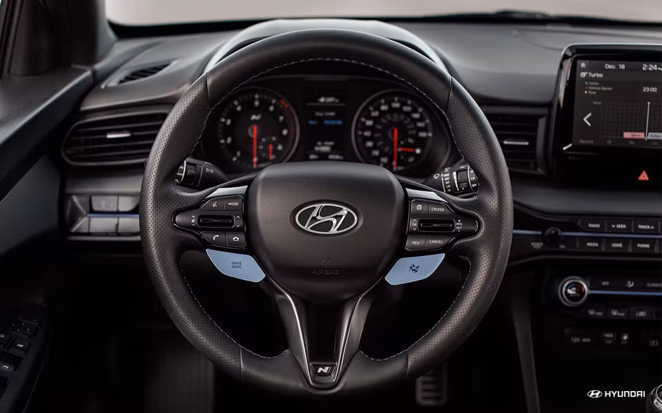 Công nghệ an toàn nổi bật của Veloster N gồm hệ thống phanh tự động khẩn cấp, kiểm soát hành trình thích ứng, hỗ trợ giữ làn đường, cảnh báo điểm mù và cảnh báo tình trạng buồn ngủ của người lái.