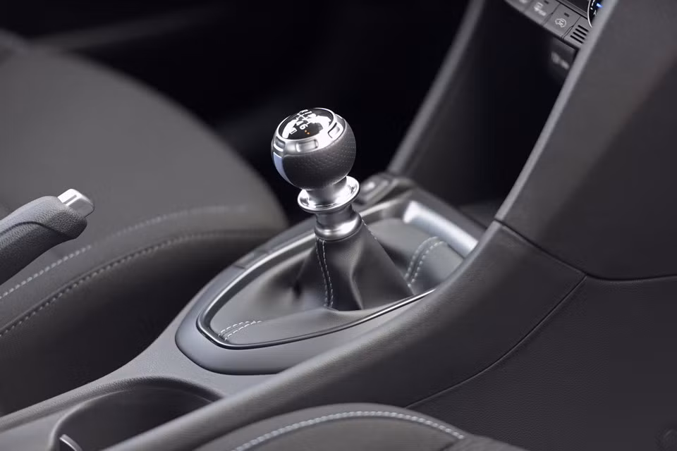 Sức mạnh được truyền tới các bánh xe qua hộp số sàn 6 cấp với tính năng xuống số nhanh.