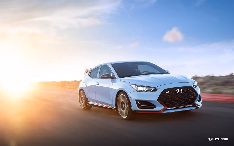 Chính thức ra mắt cách đây 2 tháng tại trường đua Thunderhill Raceway (Bắc California - Mỹ), Hyundai Veloster N 2019 thuộc thế hệ thứ hai của dòng xe hatchback thể thao Veloster và là mẫu xe thứ ba trong gia đình N-line - dòng xe thể thao hiệu suất cao của hãng xe Hàn Quốc.