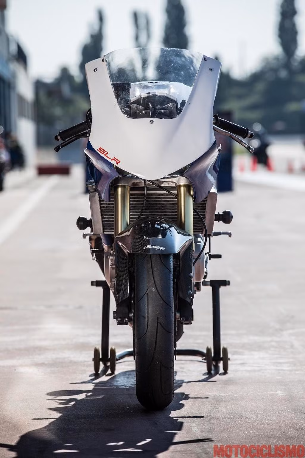 Đầu tiên, để có thể đạt trọng lượng siêu nhẹ đúng như tên gọi (chữ SL mang ý nghĩa Super Light), xưởng đã chế tạo bộ vỏ mới bằng sợi carbon. Kết quả hết sức bất ngờ, so với chiếc SV650S nguyên bản, SLR700 của Fabbris Moto đã nhẹ hơn tới 40kg.