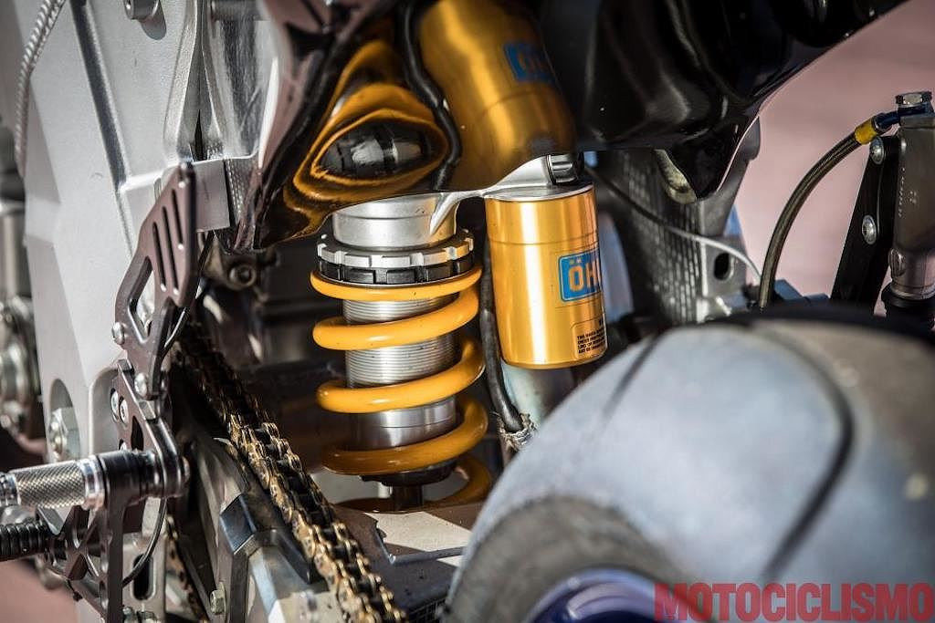 Chiếc xe được trang bị bộ ECU Power Commander kèm AutoTune tự điều chỉnh tỷ lệ xăng gió.