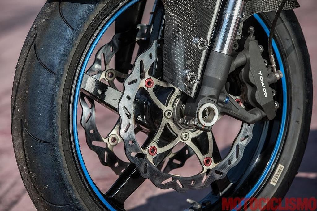 Mâm magie 3 cây cùng đĩa phanh, cặp heo Tokico và quả ga 19mm Nissin cũng được lấy từ GSX-R600. Bộ mâm được bọc xung quanh bởi lốp thể thao Dunlop D213GP.