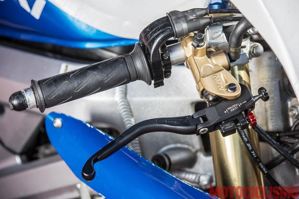 Hệ thống phuộc trước Showa USD 41mm của chiếc xe được lấy từ GSX-R600 - một mẫu sportbike được đánh giá cao bởi khả năng vận hành.