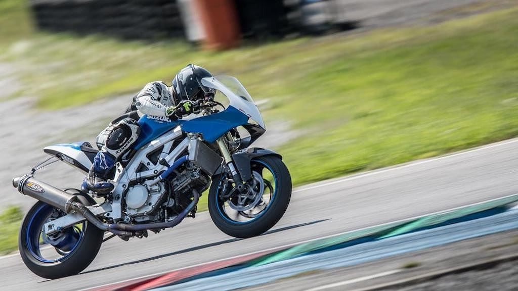 Fabbris Moto, một công ty được sáng lập bởi Michele Fabbris tiếp tục tạo sức hút từ giới mê môtô độ khi tạo ra siêu phẩm xe đua siêu nhẹ SLR700 từ một chiếc Suzuki SV650S đồng nát chuẩn bị được đưa đi tái chế.