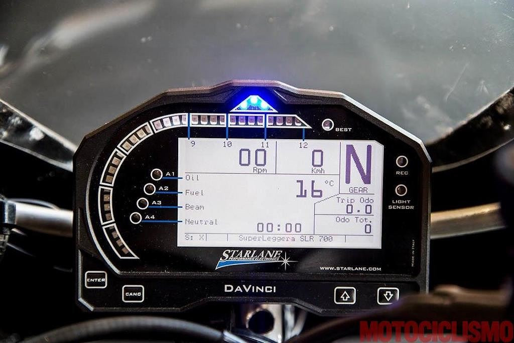 Bảng đồng hồ của xe là loại Davinci Star, đọc dữ liệu từ một loạt các cảm biến ở hộp số, tay ga, động cơ, cổ xả... để cung cấp các thông tin cần thiết trên màn hình đơn sắc lớn.