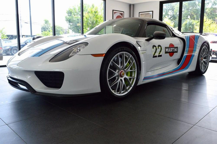 Dù chỉ mới lăn bánh được 72km nhưng việc 1 chiếc siêu xe Porsche 918 Spyder không thuộc dạng đập hộp được rao bán với giá cao ngất ngưỡng lên đến 2,19 triệu USD, cao hơn giá xuất xưởng 1 triệu USD khiến không ít người phải choáng.