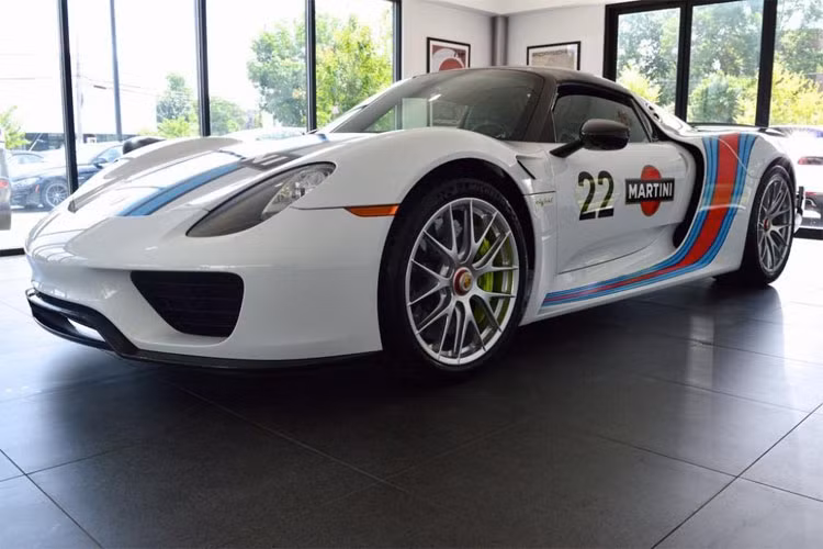 Dù chỉ mới lăn bánh được 72km nhưng việc 1 chiếc siêu xe Porsche 918 Spyder không thuộc dạng đập hộp được rao bán với giá cao ngất ngưỡng lên đến 2,19 triệu USD, cao hơn giá xuất xưởng 1 triệu USD khiến không ít người phải choáng.