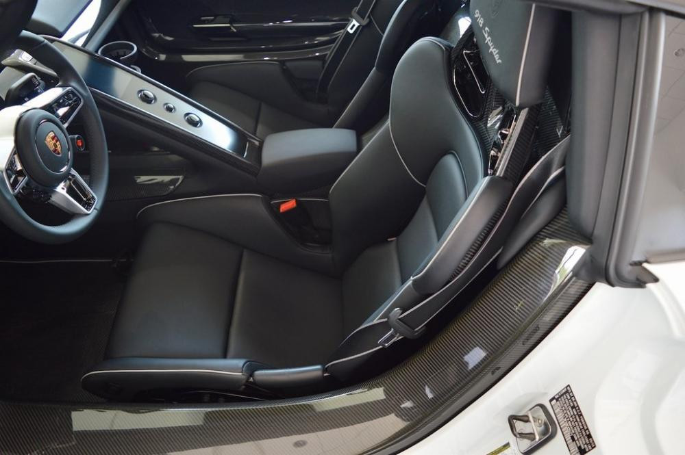 Trang bị ghế đua của siêu xe nhà Posrche cũng là chi tiết đáng chú ý.