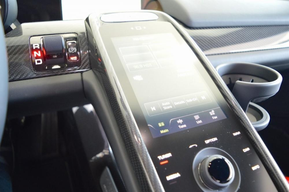 Động cơ V8, hút khí tự nhiên, dung tích 4,6 lít và 2 mô-tơ điện. Động cơ đốt trong thông thường tạo ra công suất tối đa 608 mã lực. Trong khi đó, hai mô-tơ điện sản sinh công suất tối đa 286 mã lực.