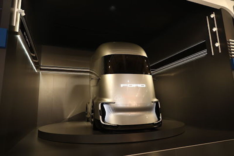 Concept xe ôtô Ford F-Vision đầu kéo chạy điện danh cho tương lai của hãng xe đình đám Mỹ được cho sẽ xuất hiện vào năm 2025. Xe có khả năng tự lái Mức 4, dùng động cơ điện và được thiết kế khí động học.