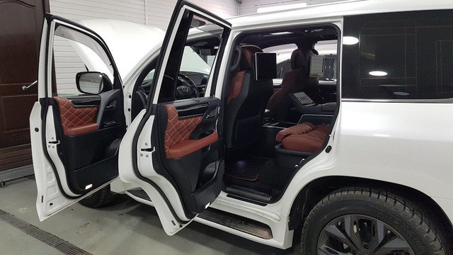 Lexus LX570 Super Sport được hoàn thiện bởi bộ phận TRD của Toyota, nhập khẩu từ Nhật vào Trung Đông bởi nhu cầu của giới siêu giàu tại đây, sau đó xuất đi thị trường ngoài.