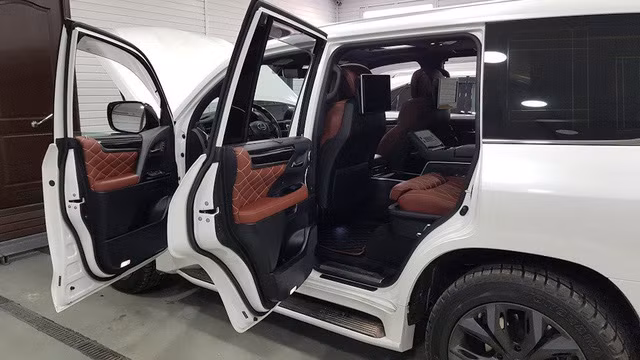 Lexus LX570 Super Sport được hoàn thiện bởi bộ phận TRD của Toyota, nhập khẩu từ Nhật vào Trung Đông bởi nhu cầu của giới siêu giàu tại đây, sau đó xuất đi thị trường ngoài.