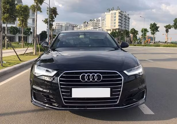 Chiếc xe sang Audi A6 2016 lăn bánh hơn 16.000km đang được rao bán lại tại Sài Gòn với giá tiền tỷ. Sau hai năm sử dụng chiếc xe sang Audi A6 phiên bản 2016 được rao bán tại Sài Gòn vẫn được người sử dụng giữ gìn khá mới.