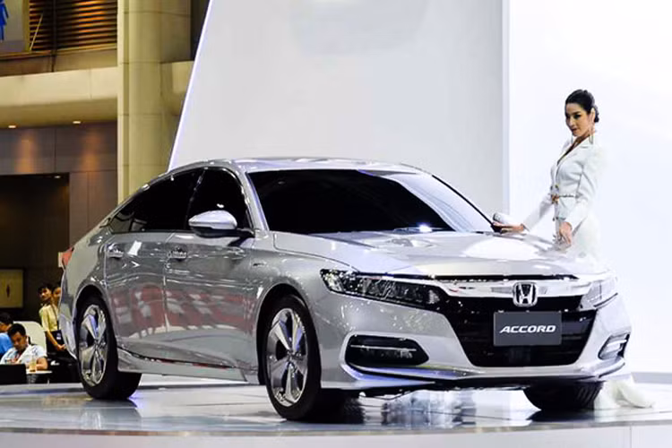 Về ngoại hình bên ngoài, Accord vẫn giữ nguyên thiết kế như ở thị trường Mỹ. Theo dó, Accord thế hệ mới sở hữu ngoại hình thể thao hơn “người tiền nhiệm” và có một chút giống như Civic mới như ở cụm đèn pha/hậu và những đường gân dập nổi ở hai bên thân và nắp ca-pô xe.