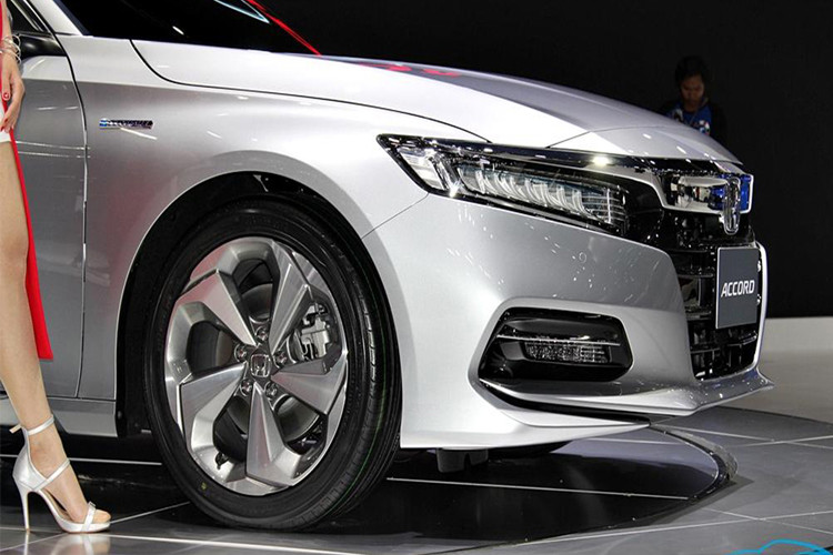 Accord được trang bị bộ mâm hợp kim 5 chấu xoáy kích thước 19 inch.