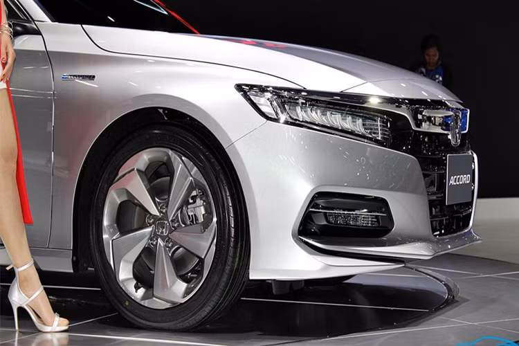 Accord được trang bị bộ mâm hợp kim 5 chấu xoáy kích thước 19 inch.
