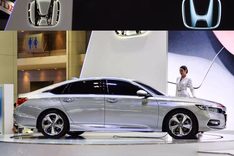 Chiều dài tổng thể của xe cũng được thu ngắn hơn nhưng lại rộng hơn ở hai bên, mui xe dài và thấp.