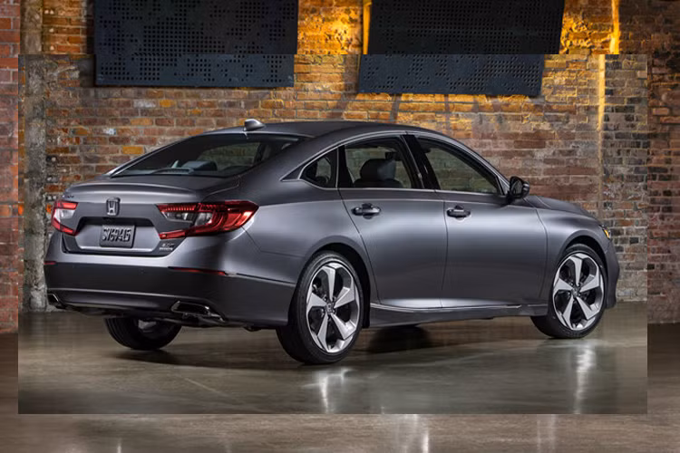 Honda Thái Lan cho biết Accord sẽ trang bị động cơ tăng áp, cùng phiên bản hybrid. Xe có tính năng tùy chọn nhiều chế độ lái thông minh. Tương tự CR-V, Accord 2019 trang bị đầy đủ hệ thống an toàn trong gói trang bị Honda Sensing gồm hệ thống phanh khẩn cấp, cảnh báo lệch làn đường, kiểm soát hành trình thích ứng. 