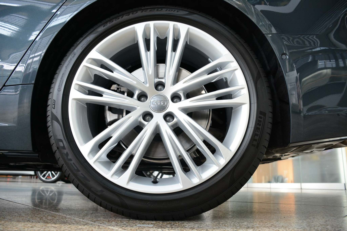 Cận cảnh bộ la-zăng 5 chấu 20 inch thiết kế chữ V.