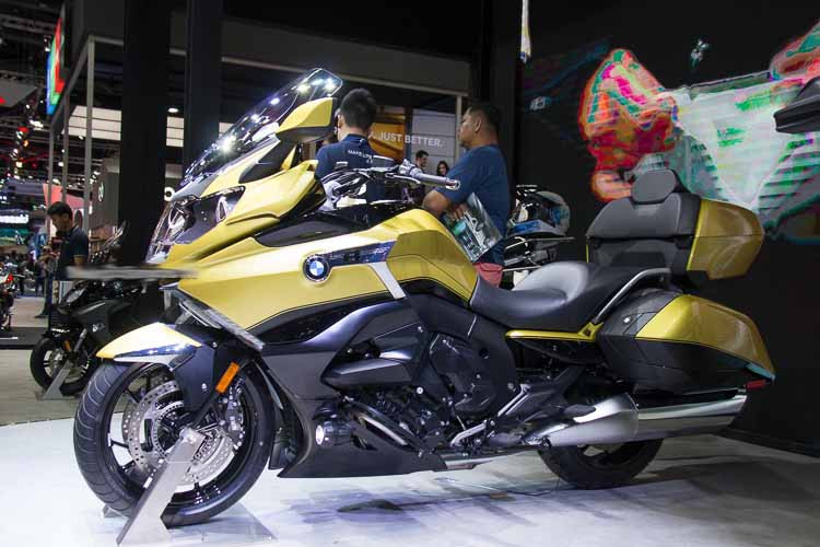 Mẫu xe môtô BMW K1600 Grand America 2018 gồm hai tùy chọn màu là màu đen và màu vàng vừa chính thức ra mắt tại triển lãm Bangkok 2018 với giá khởi điểm 1,695 triệu Baht (khoảng 1,25 tỷ)