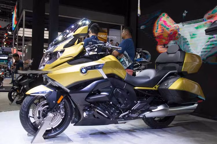 Mẫu xe môtô BMW K1600 Grand America 2018 gồm hai tùy chọn màu là màu đen và màu vàng vừa chính thức ra mắt tại triển lãm Bangkok 2018 với giá khởi điểm 1,695 triệu Baht (khoảng 1,25 tỷ)