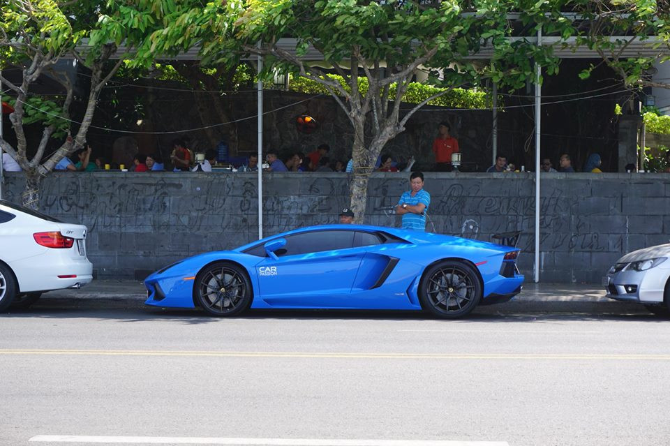 ... và Mclaren 650S Spider màu xanh dương của Cường "Đô-la".
