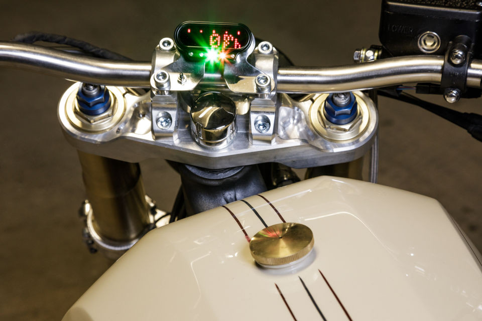 Để thuận tiện cho việc bảo trì máy móc sau này, xưởng độ quyết định giữ nguyên bộ dây dẫn, bơm xăng và thiết bị báo hiệu.