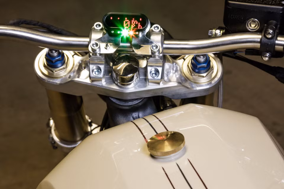 Để thuận tiện cho việc bảo trì máy móc sau này, xưởng độ quyết định giữ nguyên bộ dây dẫn, bơm xăng và thiết bị báo hiệu.