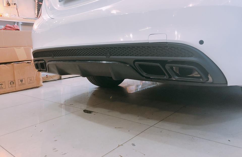 Nhiều chi tiết đuôi xe như cản va sau...