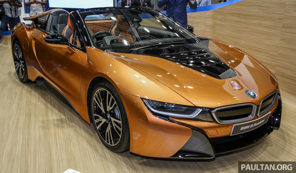 Mới đây, mẫu BMW i8 Roadster mui trần tiếp tục được BMW phân phối tại Malaysia với giá 1,5 triệu ringgit (khoảng 8,5 tỷ đồng). So với phiên bản Coupe từng được bán tại Malaysia, BMW i8 Roadster có giá cao hơn 100.000 ringgit. Mức giá trên đã bao gồm thuế bán hàng và mức giá mới cũng như bao hành 5 năm không giới hạn số dặm, 5 năm miễn phí dịch vụ và 2 năm bảo hành lốp.