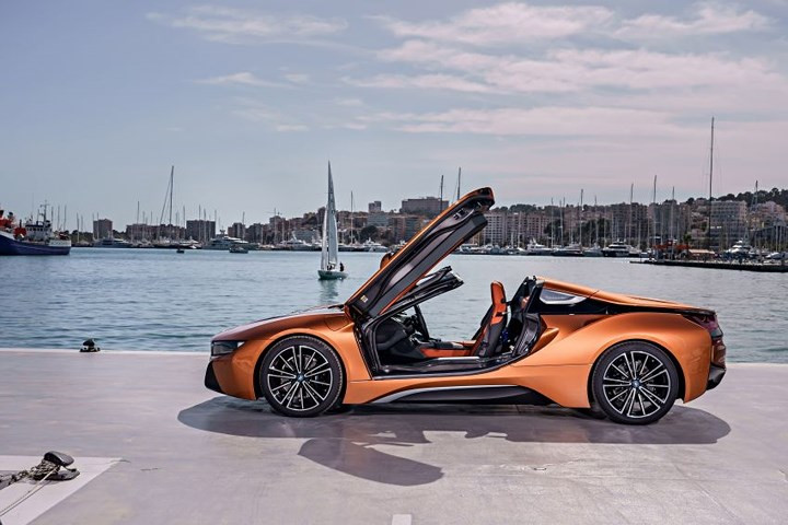 BMW trang bị cho i8 Roadster hệ thống truyền động hybrid, kết hợp giữa động cơ tăng áp 3 xy lanh dung tích 1.5 lít cho công suất 228 mã lực, mô men xoắn cực đại 319 Nm và động cơ điện trên hai bánh trước sản sinh công suất tối 141 mã lực.