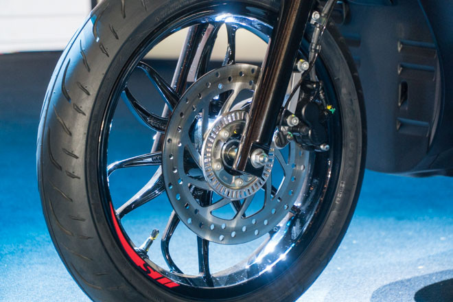 Bên cạnh đó, xe còn được trang bị hệ thống chống bó cứng phanh ABS hai kênh tiên tiến an toàn cao.