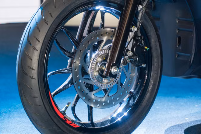 Bên cạnh đó, xe còn được trang bị hệ thống chống bó cứng phanh ABS hai kênh tiên tiến an toàn cao.