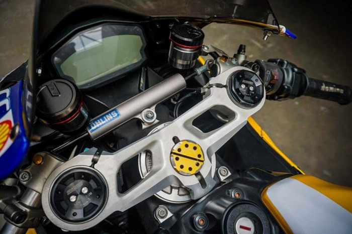 Ghi đông lái với nhiều chi tiết cắt CNC nguyên khối độc đáo.