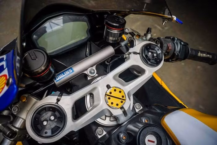 Ghi đông lái với nhiều chi tiết cắt CNC nguyên khối độc đáo.