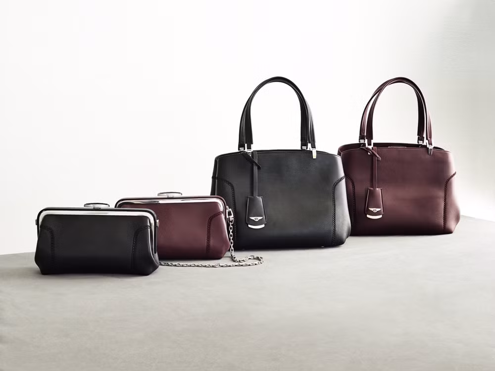 Tất cả các sản phẩm này đều được in nổi logo Bentley sang chảnh.