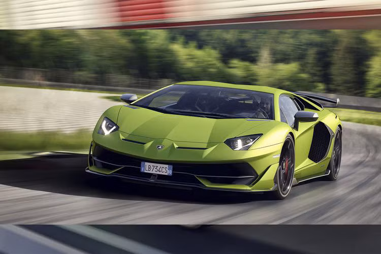 Xe được trang bị động cơ V12 sẽ được sử dụng trên 900 model, mỗi chiếc trang bị khối động cơ V12 hút khí tự nhiên, dung tích 6.5L, sản sinh công suất 770 mã lực và mô-men xoắn 720 Nm. Trọng lượng khô của xe giảm xuống còn 1.525 kg.