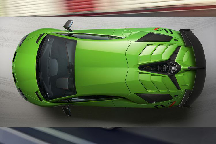 Nhìn từ trên xuống có thể thấy rõ những đường gân sắc nét rõ rệt của xe.