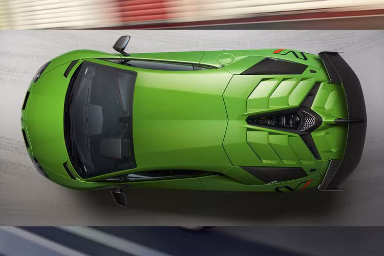 Nhìn từ trên xuống có thể thấy rõ những đường gân sắc nét rõ rệt của xe.