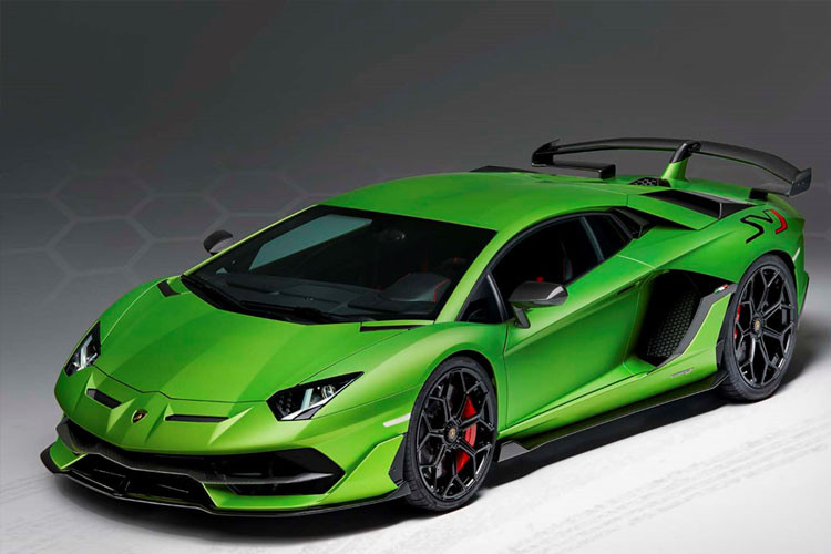 Đáng chú ý hơn khi siêu bò Aventador SVJ lại chỉ được sản xuất giới hạn 900 chiếc.