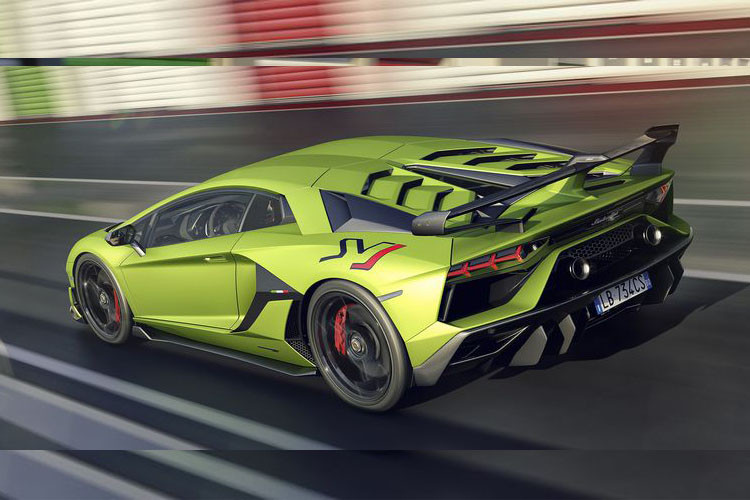 Nhờ đó, Aventador SVJ có thể tăng tốc 0-100 km/h chỉ trong 2,8 giây, tốc độ tối đa trên 350 km/h. So với Aventador SV, SVJ cải thiện 40% lực nén xuống mặt đường nhờ vào hệ thống khí động học chủ động Aerodinamica Lamborghini Attiva (ALA) thế hệ mới, còn được gọi là ALA 2.0.