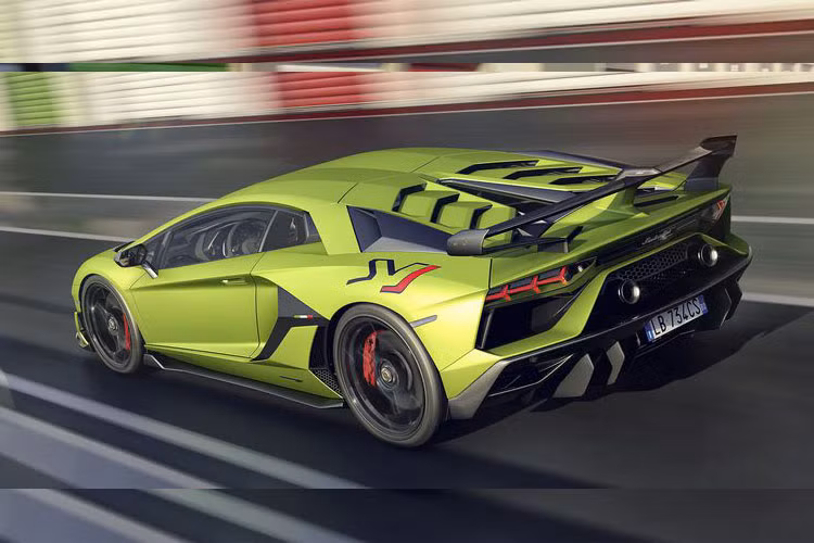 Nhờ đó, Aventador SVJ có thể tăng tốc 0-100 km/h chỉ trong 2,8 giây, tốc độ tối đa trên 350 km/h. So với Aventador SV, SVJ cải thiện 40% lực nén xuống mặt đường nhờ vào hệ thống khí động học chủ động Aerodinamica Lamborghini Attiva (ALA) thế hệ mới, còn được gọi là ALA 2.0.