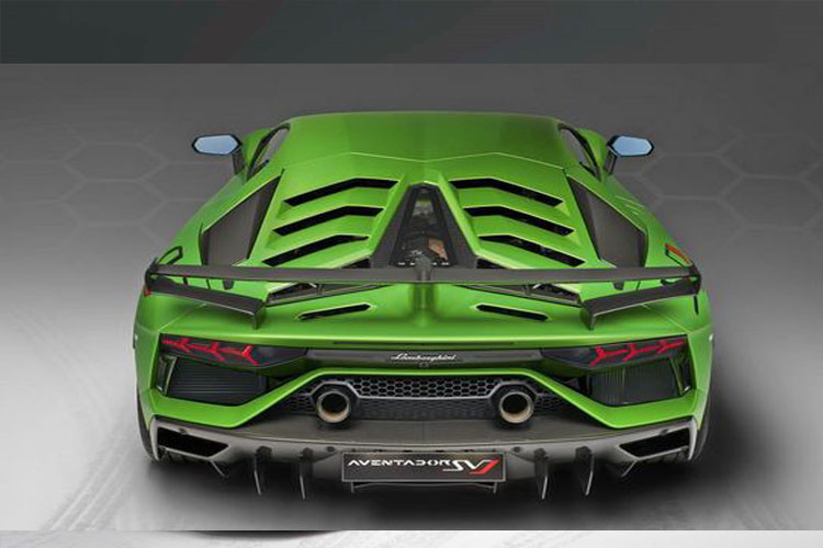 Lamborghini Aventador SVJ trang bị hệ dẫn động bốn bánh, sử dụng hộp số ISR 7 cấp được tinh chỉnh và tính năng lái cả hai bánh sau (LRS).