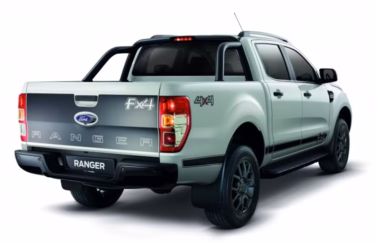 Ford Ranger FX4 như phiên bản tiêu chuẩn của nó, được trang bị động cơ diesel tăng áp DuraTorq TDCi 2.2L sản sinh công suất tối đa 158 mã lực cùng mô-men xoắn cực đại 385 Nm trong khi phiên bản Wildtrak Meteor Gray được trang bị động cơ turbodiesel 3.2 lít DuraTorq TDCi sản sinh công suất tối đa 197 mã lực và mô men xoắn 470 Nm, cả 2 phiên bản này đều sử dụng hộp số tự động 6 cấp, dẫn động 4 bánh