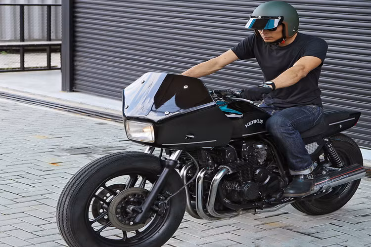 Chủ nhân chiếc xe cảnh sát Honda CBX750 độ hầm hố này là con của một vị cảnh sát có niềm đam mê bất tận với môtô. Trước khi về xưởng độ chiếc CBX750 được mang đến xưởng của sở cảnh sát để khôi phục nguyên trạng ban đầu.